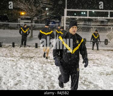 Il Mag. Ari Fisher, delegato, 759th Polizia Militare battaglione, 89La Polizia Militare brigata, Sprint dopo aver eseguito il deadlift durante la mattina la disponibilità fisica della formazione a Fort Carson, Colo., Ottobre 31, 2018. Segretario dell'esercito il dottor Mark Esper condotta PRT con soldati provenienti da tutta Fort Carson. Esper e Fort Carson soldati esercizi eseguiti dal futuro Army Combat Fitness Test. Foto Stock
