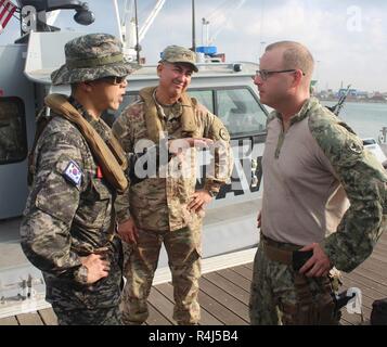 Gibuti - Legalman 1a classe Karl Malakas, Assegnato a gruppo attività 68,6 (TG-68.6), fornisce una panoramica generale di stranieri di ufficiali di collegamento, Repubblica di Corea, Marine principali Hyunchang Choi e U.S. Esercito Col. Alejandro Navarette, prima di arrivare in corso per una missione di scorta, Ott 23, 2018. TG-68.6 è distribuita negli Stati Uniti Sesta flotta area di operazioni e conduce il giunto e operazioni navali, spesso di concerto con alleati e partner tra le agenzie, al fine di avanzare U.S. gli interessi nazionali e la sicurezza e la stabilità in Europa e in Africa. Foto Stock