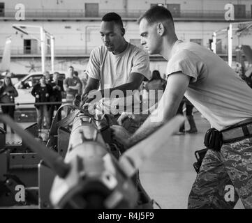 Airman 1. Classe Latrell Barnet e Staff Sgt. Benjamin O'Connor, 96Manutenzione aeromobili squadrone rosso, esaminare un'AIM-9X durante il trimestrale carico di armi la concorrenza 18 Ottobre a Eglin Air Force Base, Fla. F-16 Blue Team ha sconfitto la F-15 Eagle Red Team in un concorso per caricare un AIM-9X e un GBU-38 il più veloce e con il minor numero di errori. Foto Stock