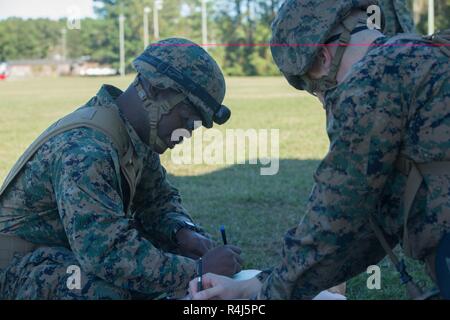 Stati Uniti Navy uomo ospedale di terza classe Ryan Sandy con 2° Battaglione medica, 2° Marine Logistics Group, sinistra e Hospital Corpsman 3° di classe Victor Paturzo, a destra, al secondo Med Bn, 2° MLG, valutare una simulazione di incidente durante un percorso in volo care su Camp Lejeune, N.C., Ottobre 30, 2018. Secondo Med Bn tenutasi l'evento di formazione per sostenere la prontezza operativa e rafforzare la lotta contro la prontezza. Foto Stock