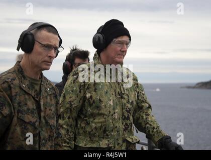 Mare di Norvegia (ott. 31, 2018) Brig. Gen. Stephen Neary, Comandante generale del 2° Marine Expeditionary Brigade, sinistra e ADM. James G. Foggo III, comandante della U.S. Forze Navali e Europa-africa Allied Comando interforze di Napoli, osservare le operazioni di volo a bordo del Wasp-classe assalto anfibio nave USS Iwo Jima (LHD 7) Il 31 ottobre 2018. Trident frangente 2018 è un a guida NATO di esercizio progettata per certificare la risposta della NATO forze e sviluppare l'interoperabilità tra gli alleati della NATO e i paesi partner. Foto Stock