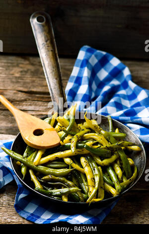 Fagioli verdi al dragoncello. messa a fuoco selettiva Foto Stock