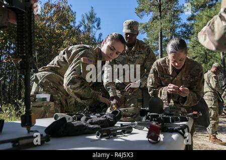 I candidati che partecipano per l'esperto del campo Badge medico smontare e rimontare un M4 fucile come rapidamente come possibile durante la fase di standardizzazione dei test EFMB sulla Fort Bragg, N.C., Ottobre 30, 2018. La prima settimana di test introduce i candidati di tutte le attività che saranno tenuti a completare per guadagnare l'ambita badge. Il EFMB fu stabilito per mostrare e riconoscere i soldati medica per la loro eccezionale livello di abilità e competenze in campo medico. La prova consiste in un esame scritto, navigazione terrestre, tre distinte prove di combattimento corsie e si conclude con un 12-mile Foto Stock