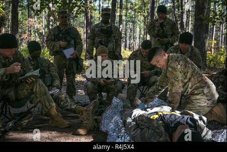 I candidati che partecipano per l'esperto del campo Badge medico smontare e rimontare un M4 fucile come rapidamente come possibile durante la fase di standardizzazione dei test EFMB sulla Fort Bragg, N.C., Ottobre 30, 2018. La prima settimana di test introduce i candidati di tutte le attività che saranno tenuti a completare per guadagnare l'ambita badge. Il EFMB fu stabilito per mostrare e riconoscere i soldati medica per la loro eccezionale livello di abilità e competenze in campo medico. La prova consiste in un esame scritto, navigazione terrestre, tre distinte prove di combattimento corsie e si conclude con un 12-mile Foto Stock