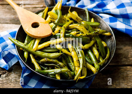 Fagioli verdi al dragoncello. messa a fuoco selettiva Foto Stock