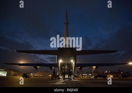 I membri del team Yokota caricare un camion di carburante su una C-13J Super Hercules per la consegna alle Isole Mariana, Ott. 26, 2018 a Yokota Air Base, Giappone. I membri del servizio dalla regione di giunzione e Marianne Indo-pacifico comando sono fornendo il Dipartimento della Difesa sostegno alla Repubblica della Mariana Islands settentrionale' civile e funzionari locali come parte del FEMA-supportato Typhoon Yutu gli sforzi di recupero. Foto Stock