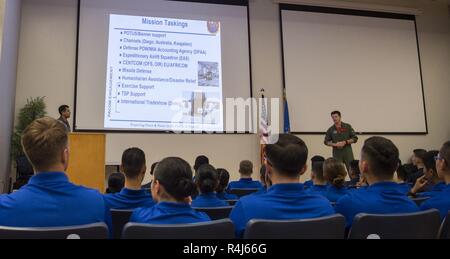 Il cap. Nicholas Votipka e il Mag. Michael Thornbury, 535th Airlift Squadron C-17 Globemaster III piloti, breve cadetti dalla Air Force ROTC, Distacco 175 dall'Università delle Hawaii, circa i diversi tipi di missioni il C-17 può eseguire, in corrispondenza del giunto di base Harbor-Hickam perla, Hawaii, 26 ottobre, 2018. Il C-17 è uno dei più flessibili aerei cargo nella Air Force ed è in grado di rapida erogazione strategica di truppe e di tutti i tipi di merci principali basi operative o direttamente per inoltrare le basi in posizioni distribuite. Foto Stock