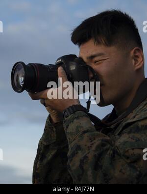 Mare di Norvegia (nov. 1, 2018) lancia Cpl. Gumchol Cho, assegnato al ventiquattresimo Marine Expeditionary Unit, prende le foto sul ponte di volo a bordo del Wasp-classe assalto anfibio nave USS Iwo Jima (LHD 7 nov. 1, 2018. Iwo Jima è attualmente in corso la partecipazione in Trident frangente 2018 che è un a guida NATO di esercizio progettata per certificare la risposta della NATO forze e sviluppare l'interoperabilità tra gli alleati della NATO e i paesi partner. Foto Stock