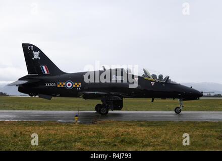 Un Regno Unito Royal Air Force Hawk T1 aereo decolla dall'Orland Air Station, Norvegia durante l'esercizio Trident frangente 18 il 31 ott. 2018. Trident frangente è una multinazionale esercitazione NATO che migliora le relazioni professionali e migliora il coordinamento generale con alleati e partner delle nazioni. Questo esercizio è nato il più grande esercizio dal 2002, che riunisce più di 50.000 personale da 31 la NATO e i paesi partner. Foto Stock