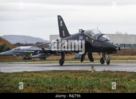Un Regno Unito Royal Air Force Hawk T1 aereo decolla dall'Orland Air Station, Norvegia durante l'esercizio Trident frangente 18 il 31 ott. 2018. Trident frangente è una multinazionale esercitazione NATO che migliora le relazioni professionali e migliora il coordinamento generale con alleati e partner delle nazioni. Questo esercizio è nato il più grande esercizio dal 2002, che riunisce più di 50.000 personale da 31 la NATO e i paesi partner. Foto Stock