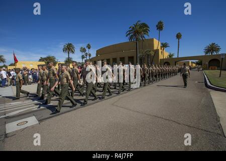 La nuova Marines di Kilo Company, 3a reclutare battaglione di formazione, riunirsi con i loro cari durante la Giornata della Famiglia al Marine Corps reclutare deposito a San Diego, oggi. Dopo quasi tredici settimane di formazione, i Marines di Kilo Company sarà ufficialmente laureato di reclutamento di formazione di domani. Foto Stock