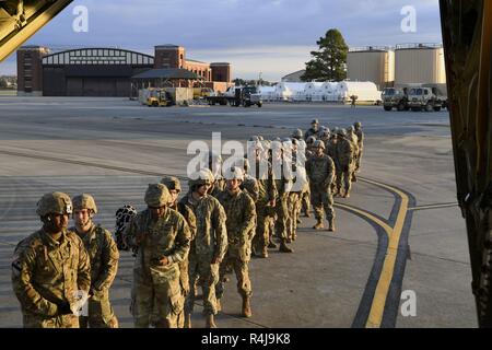 Soldati dal 541st Sapper Company prepararsi a bordo di un Air Force C-130J Super Hercules ott. 30, 2018 a Ft. Knox, Kentucky. Il personale militare fornirà una gamma di supporto tra cui pianificazione assistenza, supporto tecnico (barriere temporanee, barricate e recinzione), ad ala fissa o rotante di supporto di aviazione per spostare il personale del CBP, squadre mediche di classificazione, trattare e preparare per il trasporto commerciale di pazienti e di comando e controllo Strutture, alloggi temporanei per il personale del CBP e le attrezzature di protezione individuale per il personale del CBP. Foto Stock