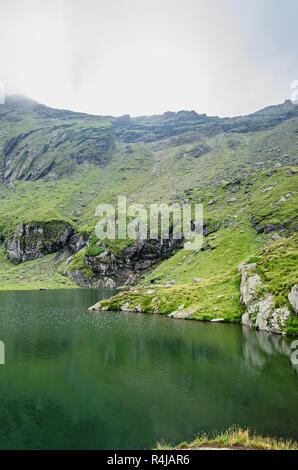 Il ghiacciaio chiamato lago Balea (Balea Lac) sulla strada Transfagarasan da Monti Fagaras. Foto Stock