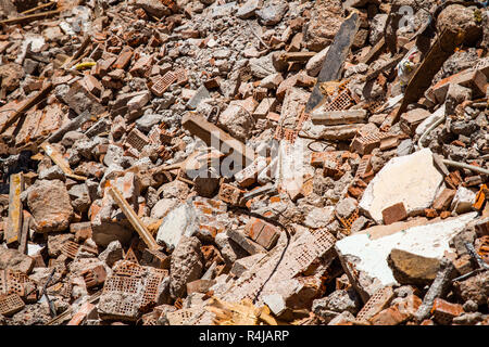 Macerie provenienti dalla demolizione di un vecchio edificio sotto il rinnovamento urbano progetto Foto Stock