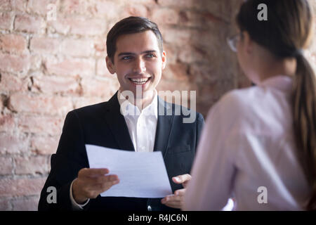 Felice hr manager con la ripresa guardando al lavoro femminile cercatore. Foto Stock