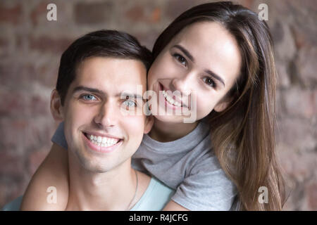 Ritratto di giovane coppia in amore, popolo sorridente Foto Stock