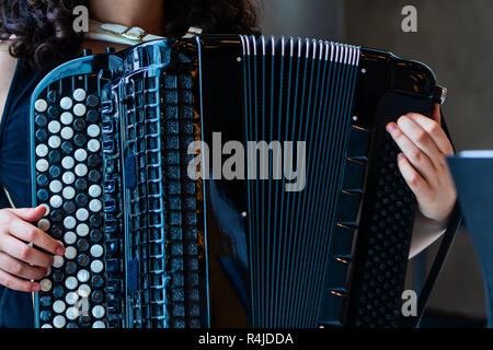 Close-up musicista suona la fisarmonica sul palco. Foto Stock