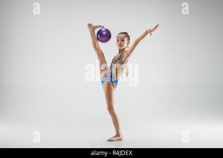 La ragazza adolescente facendo esercizi di ginnastica isolato su uno sfondo bianco Foto Stock