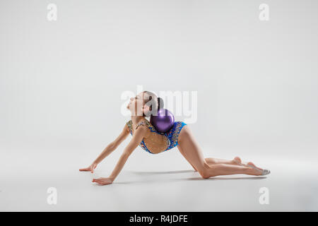 La ragazza adolescente facendo esercizi di ginnastica isolato su uno sfondo bianco Foto Stock