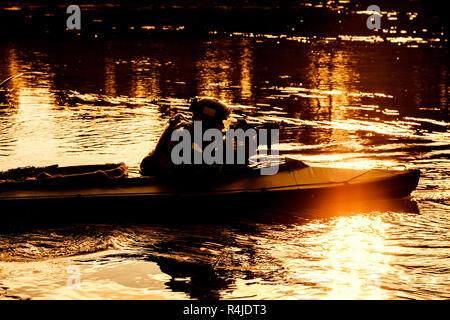 Militanti dell esercito in kayak Foto Stock