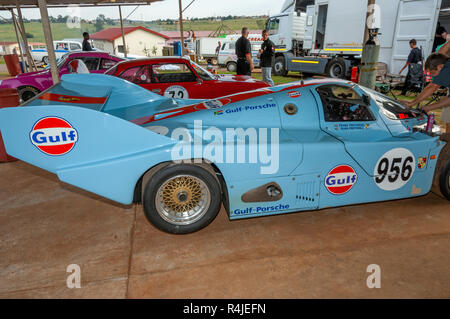 Classica gara vetture concorrenti sul classico auto circuito di gara in Sud Africa. Foto Stock