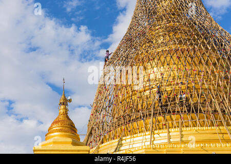 Lavoratore repareing tempio d'oro Foto Stock