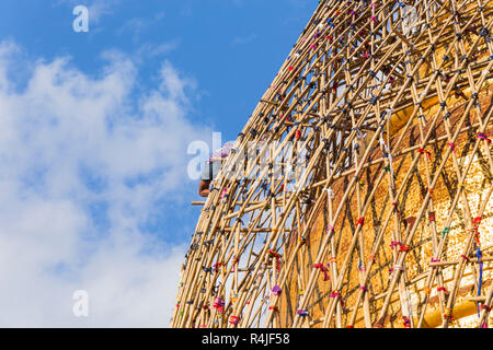 Lavoratore repareing tempio d'oro Foto Stock