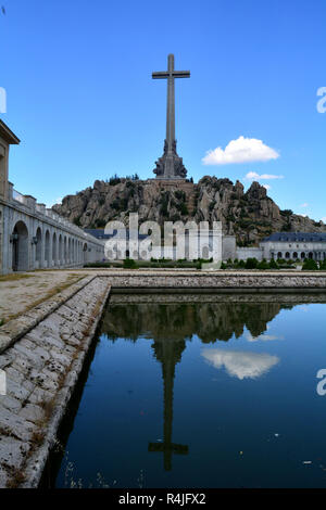 La "Valle dei Caduti" è un complesso monumentale spagnolo costruito tra il 1940 e il 1958 nel villaggio di El Escorial, nella Comunità di Madrid. Foto Stock