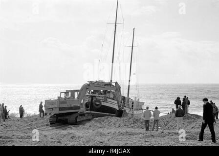 Lo yacht Albertine da Amburgo lavato sulla spiaggia di Hastings in East Sussex nel 1989. Foto Stock