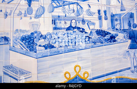 Piastrella azulejo dipinto, frutta e verdura in stallo al mercato, la stazione degli autobus centrale, Quarteira, algarve Foto Stock