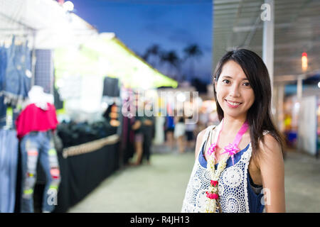 La donna lo shopping al mercato notturno in Thailandia Foto Stock