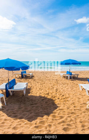 Blue ombrelloni e sdraio in spiaggia deserta, Albufeira Algarve Foto Stock