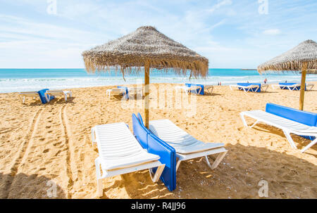 I turisti in spiaggia in pre-stagione Foto Stock