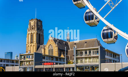 Moderna ruota panoramica Ferris con la medievale Saint Laurens chiesa in background nel centro di Rotterdam vicino al mercato Hall square nei Paesi Bassi Foto Stock