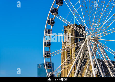 Moderna ruota panoramica Ferris con la medievale Saint Laurens chiesa in background nel centro di Rotterdam vicino al mercato Hall square nei Paesi Bassi Foto Stock