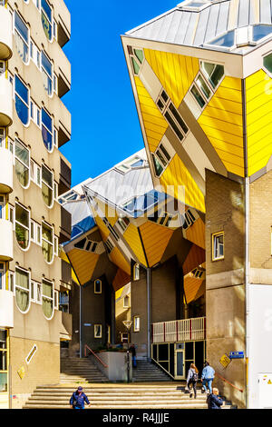 La meraviglia architettonica di un cubo complesso residenziale vicino alla stazione Blaak nel centro della città di Rotterdam nei Paesi Bassi Foto Stock
