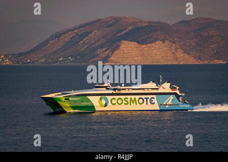 Hellenic Seaways passeggeri e auto, catamarano ad alta velocità 4 al di fuori del porto del Pireo ad Atene Grecia Europa Foto Stock