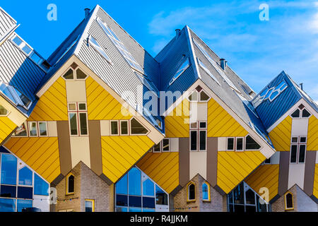 La meraviglia architettonica di un cubo complesso residenziale vicino alla stazione Blaak nel centro della città di Rotterdam nei Paesi Bassi Foto Stock