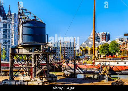 Il vecchio cantiere nel centro della città di Rotterdam all'Oude Haven canale nei Paesi Bassi Foto Stock