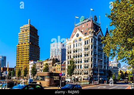 Edifici storici e alti edifici moderni nella città di Rotterdam all'Oude Haven canale nei Paesi Bassi Foto Stock