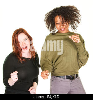 Due donne eccitato dancing Foto Stock