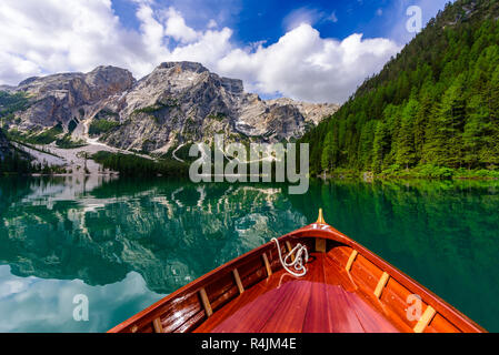 Il lago di Braies (conosciuto anche come Lago di Braies o Lago di Braies) nelle Dolomiti, Sudtirol, Italia. Un posto romantico con le tipiche barche di legno sul Foto Stock