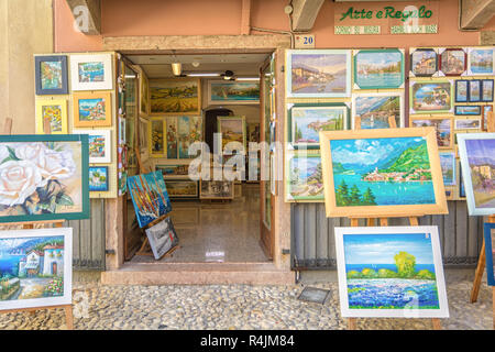 Atelier nel piccolo borgo medievale di Malcesine. Si tratta di uno dei più caratteristici paesi del lago di Garda in provincia di Verona, Italia Foto Stock