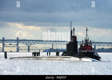 GROTON, Connecticut. (Ott. 29, 2018) La Virginia-classe, fast-attacco sommergibile USS Indiana (SSN 789) transita il Tamigi come si arriva al suo nuovo homeport di navale Base sottomarina di New London a Groton, Connecticut, Ott. 29. Il sommergibile ha compiuto il passaggio dal cantiere navale per un pienamente operativa da combattimento nave pronto dopo entrando ufficialmente la flotta sul Sett. 29, durante una cerimonia di messa in esercizio di Port Canaveral, Florida. Foto Stock