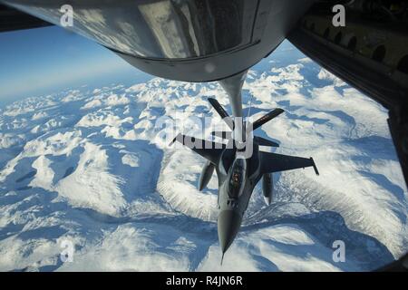 Un bagno turco F-16 Fighting Falcon vola nella posizione per il contatto con il braccio da un U.S. Air Force KC-135 Stratotanker assegnato al 134Air Refuelling Wing durante l'esercizio Trident frangente 18 vicino Kallax Air Base, Svezia, Ottobre 29, 2018. La protezione e la cisterna di riserva le unità sono molto di più di 75 percento dell'antenna il rifornimento di supporto per l'esercizio. Foto Stock