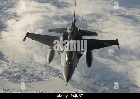 Un bagno turco F-16 Fighting Falcon si disconnette da un U.S. Air Force KC-135 Stratotanker durante l'esercizio Trident frangente 18 vicino Kallax Air Base, Svezia, Ottobre 29, 2018. Con più di 50.000 partecipanti provenienti da 31 nazioni, questo è nato il più grande esercizio dal 2002. Foto Stock