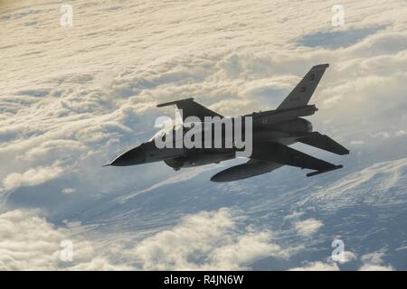 Un bagno turco F-16 Fighting Falcon si stacca dopo la ricezione del carburante da un U.S. Air Force KC-135 Stratotanker assegnato al 134Air Refuelling Wing durante l'esercizio Trident frangente 18 vicino Kallax Air Base, Svezia, Ottobre 29, 2018. Questo esercizio garantisce che le forze della NATO sono in grado di operare insieme e di essere pronto a rispondere a qualsiasi minaccia proveniente da qualsiasi direzione. Foto Stock