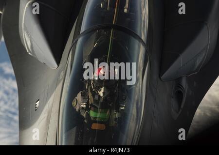 Un bagno turco F-16 Fighting Falcon riceve il carburante da una U.S. Air Force KC-135 Stratotanker assegnato al 134Air Refuelling Wing durante l'esercizio Trident frangente 18 vicino Kallax Air Base, Svezia, Ottobre 29, 2018. Questo esercizio è progettato per garantire che le forze della NATO sono addestrati e in grado di operare insieme e pronto a rispondere a qualsiasi minaccia in tutto lo spettro delle operazioni militari. Foto Stock