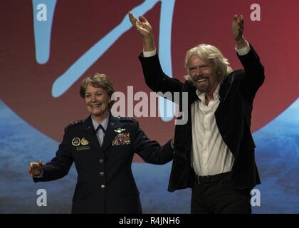 Gen. Maryanne Miller, Aria Mobilità Comandante del Comando, si compiace di Sir Richard Branson, fondatore e CEO di Virgin Group, è un innovatore e filantropo, allo stadio durante il suo discorso di chiusura in corrispondenza di un ponte aereo/nave cisterna Simposio di associazione a Grapevine, Texas, 25 ottobre 2018. Branson ha offerto una visione di come sviluppare una cultura di innovazione e di stimolare la partecipazione attiva di un'organizzazione. A/TA, AMC di premier di sviluppo professionale, evento fornisce mobilità aviatori un opportunità di imparare a conoscere e discutere le priorità di mobilità, problemi, alle sfide e successi. Il luogo di dialogo Crea betwee Foto Stock