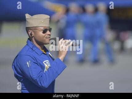 Il Jacksonville, Florida (ott. 28, 2018) Lt. La Cmdr. Andre Webb, narratore e pilota assegnato per gli Stati Uniti Navy dimostrazione di volo squadrone, Blue Angels, parla alla folla durante una dimostrazione presso il NAS JAX Air Show a Naval Air Station Jacksonville. Il Blue Angels sono programmati per eseguire più di 60 dimostrazioni di più di 30 sedi negli Stati Uniti e in Canada nel 2018. Foto Stock